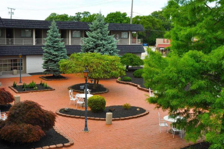 Avalon Inn Sandusky Exterior photo